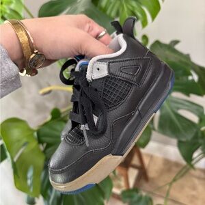 Nike Air Jordan 4 Retro‎ boys Black Kids Shoes size 10C